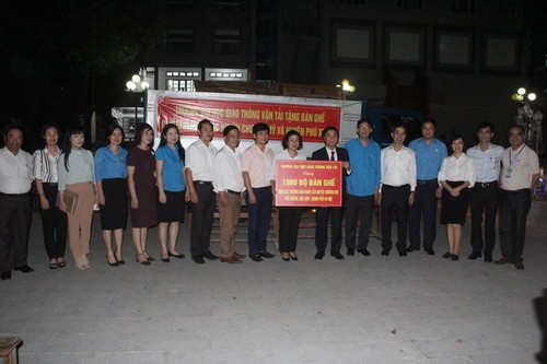 Công đoàn Giáo dục Việt Nam phối hợp Công đoàn Giáo dục Hà Nội tiếp nhận 1.200 bộ bàn ghế từ Trường đại học Giao thông Vận tải 
