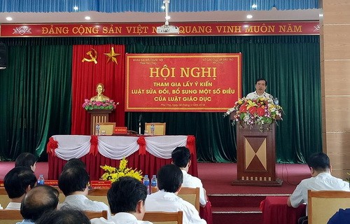 Ông Nguyễn Minh Tường -Giám đốc Sở GD&ĐT báo cáo với Đoàn đại biểu Quốc hội tỉnh Phú Thọ về tình hình thực hiện nhiệm vụ năm học 2017-2018 