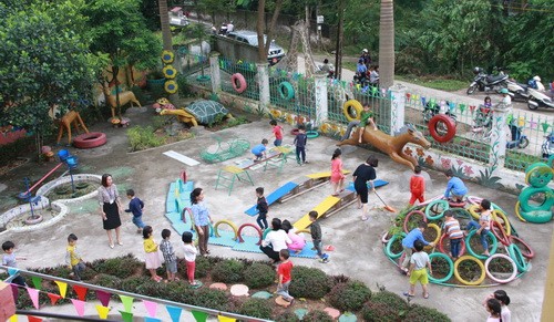 Học sinh Trường mầm non Thị trấn Sông Thao tham gia các hoạt động bên khu vui chơi, trải nghiệm. Ảnh: Trung Toàn