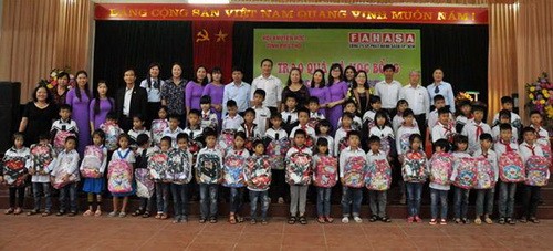 Chương trình “Tiếp sức học sinh nghèo đến trường” trao 90 suất quà và học bổng đến học sinh của TP Việt Trì.