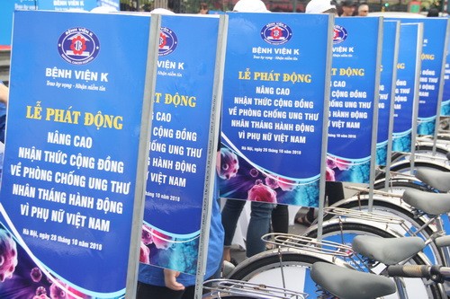 100 xe đạp diễu hành trên các tuyến phố của Hà Nội với thông điệp: Nâng cao nhận thức cộng đồng về phòng chống ung thư