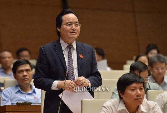 Bộ trưởng Bộ GD&ĐT Phùng Xuân Nhạ đăng đàn trả lời chất vấn sáng 1/11. Ảnh: Quochoi.vn