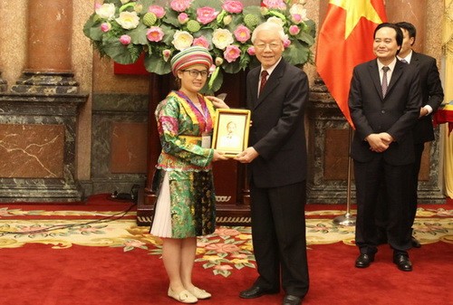 Sùng Thị Chấu vinh dự được Tổng Bí thư, Chủ tịch nước Nguyễn Phú Trọng tặng phần thưởng. Ảnh: Việt Cường.
