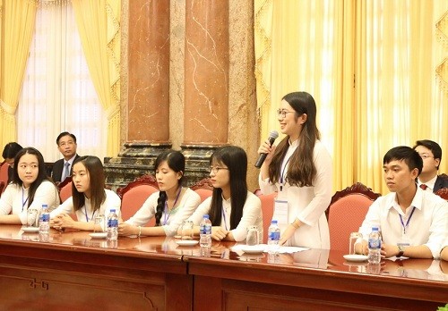 Giang Kim Chi phát biểu tại buổi gặp mặt của Tổng Bí thư, Chủ tịch nước Nguyễn Phú Trọng với các bạn học sinh, sinh viên tiêu biểu xuất sắc. Ảnh: Việt Cường