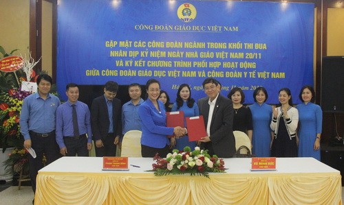 Ông Vũ Minh Đức - Chủ tịch Công đoàn Giáo dục Việt Nam và bà Phạm Thanh Bình - Chủ tịch Công  đoàn Y tế ký kết chương trình phối hợp hoạt động 