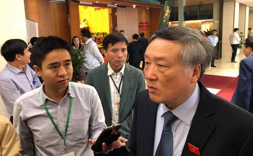 Ông Nguyễn Hòa Bình – Chánh án Tòa án Nhân dân tối cao trao đổi với báo chí bên lề Quốc hội