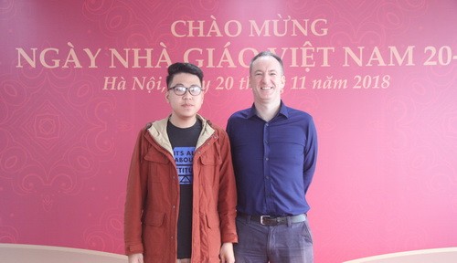 Thầy Gerard Irvine cùng học trò của mình tham dự lễ kỷ niệm Ngày nhà giáo Việt Nam 20/11 của Viện Đào tạo Quốc tế (Học viện Tài chính)