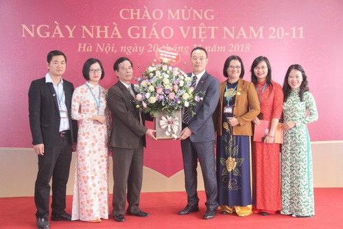 Lãnh đạo Học viện Tài chính tặng hoa chúc mừng tập thể cán bộ Viện Đào tạo quốc tế nhân ngày Nhà giáo Việt Nam 20/11