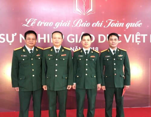 Nhà báo Lê Đông Hà (ngoài cùng bên trái) và đồng đội tại lễ trao giải Báo chí toàn quốc "Vì sự nghiệp GDVN" 2018.