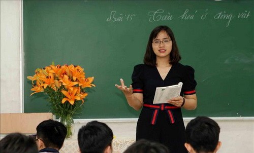 Cô giáo Dương Thị Thu Hà trong một tiết giảng trên lớp. Ảnh: Thanh Tùng/TTXVN