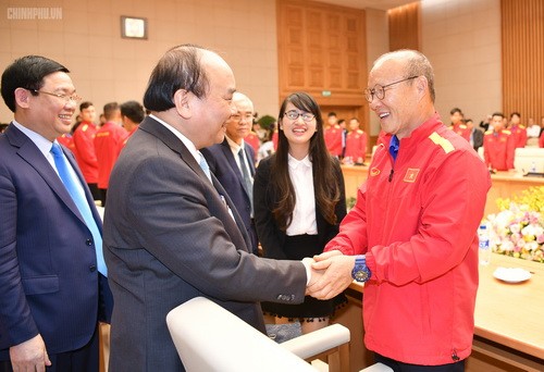 Thủ tướng chúc mừng HLV trưởng Đội tuyển Việt Nam Park Hang-seo. Ảnh: VGP