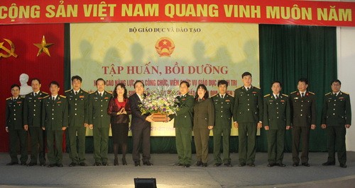 Bộ trưởng Phùng Xuân Nhạ và Thứ trưởng Nguyễn Thị Nghĩa chúc mừng tập thể cán bộ, công chức Vụ Giáo dục Quốc phòng và An ninh