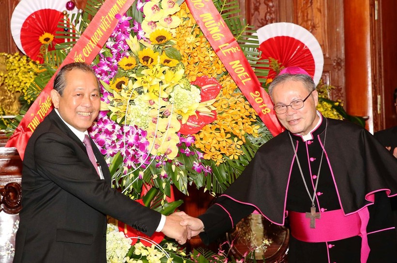 Phó Thủ tướng Trương Hòa Bình chúc mừng Tổng giáo giám mục Giuse Nguyễn Chí Linh, Tổng giáo phận Huế. Ảnh VGP