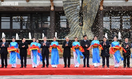 Thủ tướng cắt băng khánh  thành và thăm Cầu cảng Hạ Long
