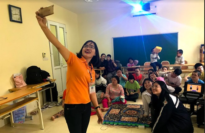 Cô giáo Dương Thị Thu Hà và học sinh tại lớp học dành cho trẻ bị down. Ảnh: Hanoimoi.vn