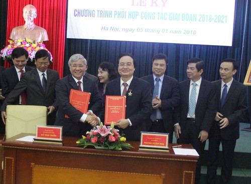 Bộ trưởng Phùng Xuân Nhạ và Bộ trưởng, Chủ nhiệm Ủy ban Dân tộc Đỗ Văn Chiến ký kết chương trình phối hợp giữa hai bên