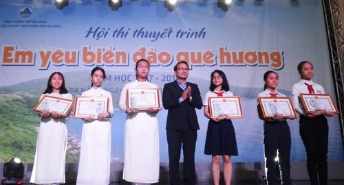 Ông Nguyễn Đình Vĩnh – Giám đốc Sở GD&ĐT Đà Nẵng trao giải cho cuộc thi Em viết về Đà Nẵng – thành phố môi trường

