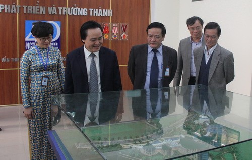Bộ trưởng Phùng Xuân Nhạ (thứ 2 từ phải qua trái) thăm khu trưng bày các mô hình trường học do Viện Nghiên cứu Thiết kế Trường học thiết kế