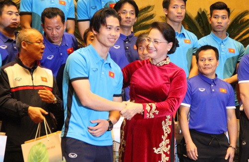Chủ tịch Quốc hội Nguyễn Thị Kim Ngân tặng quà và chúc mừng thành tích của đội tuyển U23 Việt Nam