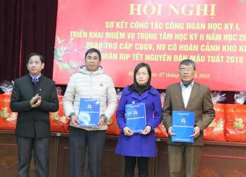 3 công đoàn viên được đại diện Liên đoàn Lao động TP Hà Nội trao quyết định hỗ trợ "Mái ấm công đoàn"
