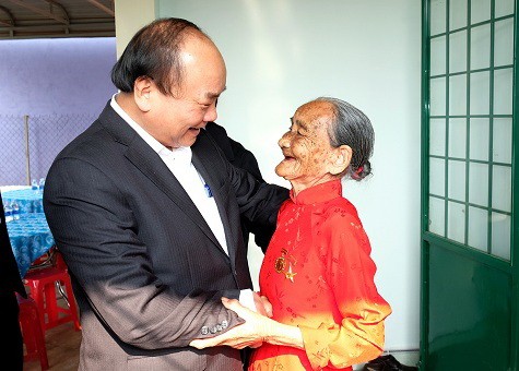 Thủ tướng thăm hỏi, tặng quà Mẹ Việt Nam anh hùng Châu Thị Nghê - Ảnh: VGP