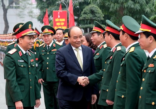 Thủ tướng Nguyễn Xuân Phúc tới thăm hỏi, động viên cán bộ, chiến sĩ và kiểm tra công tác ứng trực, sẵn sàng chiến đấu tại Bộ Tư lệnh Thủ đô Hà Nội.