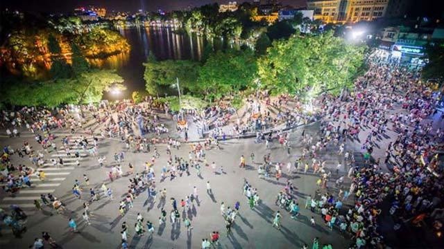Không gian đi bộ khu vực hồ Hoàn Kiếm thu hút rất đông người dân tham gia vào dịp cuối tuần