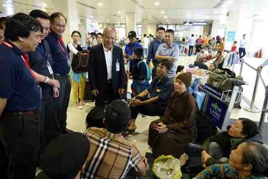 Phó Cục trưởng Cục Hàng không Việt Nam Võ Huy Cường thăm hỏi, chúc tết hành khách tại sân bay Tân Sơn Nhất. Ảnh: VGP