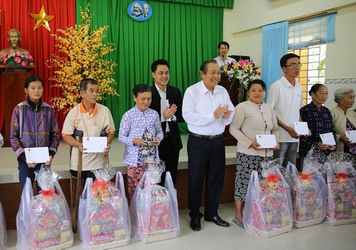 Phó Thủ tướng Trương Hòa Bình trao 100 phần quà cho các hộ dân nghèo xã Thái Trị, huyện Vĩnh Hưng, Long An . Ảnh: VGP