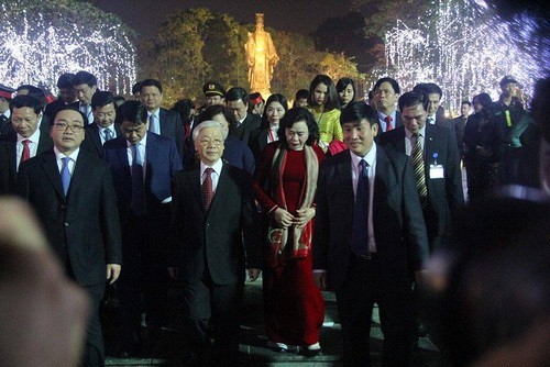 Tổng Bí thư Nguyễn Phú Trọng với các đồng chí lãnh đạo Hà Nội.