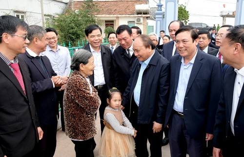 Thủ tướng thăm hỏi bà con xóm Đông Châu, xã Hải Đông - Ảnh: VGP