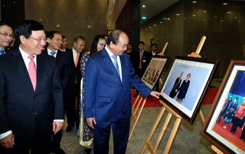 Thủ tướng xem các hình ảnh về công tác đối ngoại - Ảnh: VGP