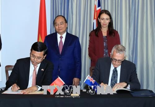 Thủ tướng Nguyễn Xuân Phúc và Thủ tướng New Zealand Jacinda Ardern chứng kiến lễ ký văn kiện hợp tác giữa hai nước. Ảnh: Thống Nhất/TTXVN