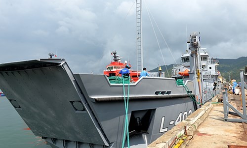 Tàu đổ bộ  Việt Nam có thể chở xe thiết giáp, xe bọc thép hạng nặng