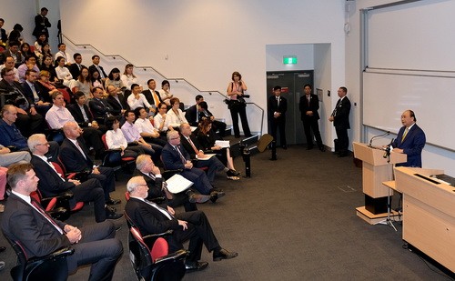 Thủ tướng Nguyễn Xuân Phúc phát biểu trước giảng viên và sinh viên Đại học Quốc gia Australia. Ảnh: VGP