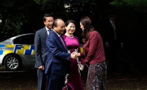 Thủ tướng New Zealand Jacinda Ardern chào đón Thủ tướng Nguyễn Xuân Phúc và Phu nhân. Ảnh: VGP