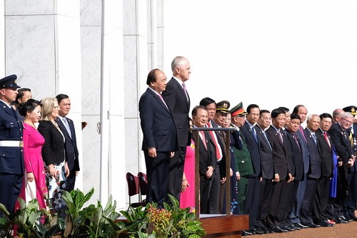 Hai Thủ tướng trên bục danh dự. Quân nhạc cử Quốc thiều Việt Nam và Australia. Ảnh: VGP