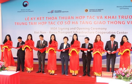 Lễ cắt băng khai trương Trung tâm Hợp tác cơ sở hạ tầng giao thông Việt-Hàn. 