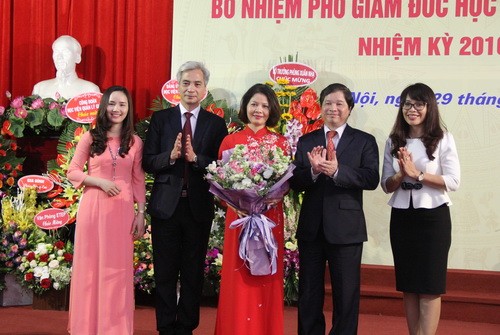 Tập thể lãnh đạo Học viện Quản lý Giáo dục chúc mừng tân Phó Giám đốc Nguyễn Thị Thu Hằng