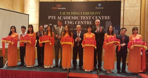 Lễ cắt băng khánh thành Trung tâm Đào tạo và Kiểm tra Đánh giá theo chuẩn Pearson Test of English Academic (PTE Academic) tại Hà Nội.