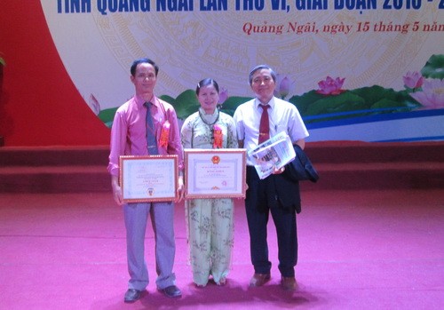 Thầy Lê Văn Linh (bên trái) tại  Hội nghị biểu dương điển hình tiên tiến tỉnh Quảng Ngãi, lần thứ VI