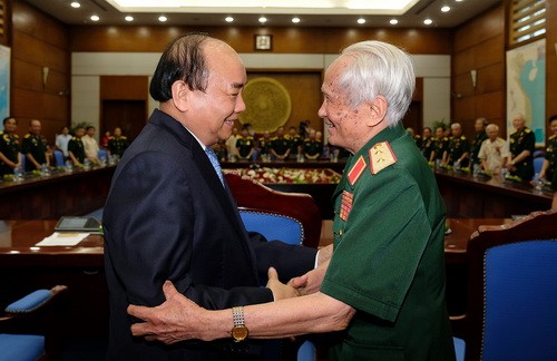 Thủ tướng Nguyễn Xuân Phúc và Trung tướng Nguyễn Quốc Thước, nguyên Tư lệnh Quân khu 4 tại buổi gặp mặt. Ảnh: VGP