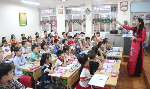Cô Nguyễn Thu Anh trong giờ dạy tiếng Việt tại lớp 1D