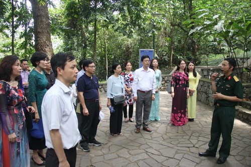 Các cán bộ cấp ủy của Đảng bộ Bộ GD&ĐT nghe giới thiệu về khu di tích lịch sử Đá Chông - K9