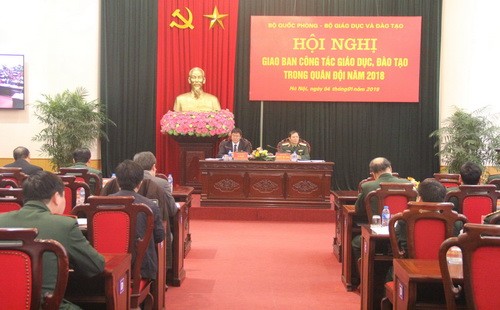 Thứ trưởng Bộ GD&ĐT Lê Hải An (bên trái), Trung tướng Nguyễn Tân Cương - Phó Tổng tham mưu trưởng Quân đội nhân dân Việt Nam đồng chủ trì hội nghị