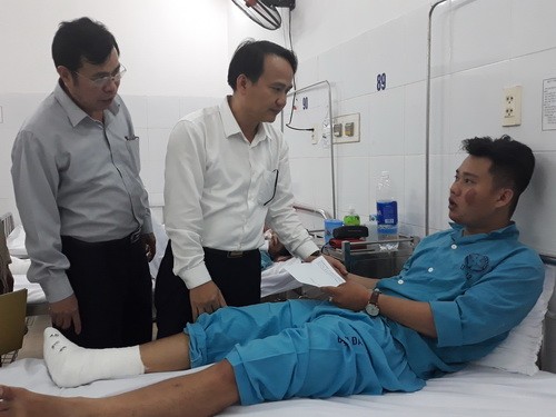 Thừa ủy quyền lãnh đạo Bộ GD&ĐT, lãnh đạo Sở GD&ĐT đến thăm thầy giáo đang điều trị tại BV Đà Nẵng