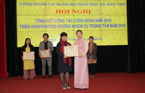 Thay mặt Công đoàn Báo GD&TĐ, bà Dương Thanh Hương (bên trái) - Chủ tịch Công đoàn Báo - nhận Giấy khen của Công đoàn Cơ quan Bộ GD&ĐT
