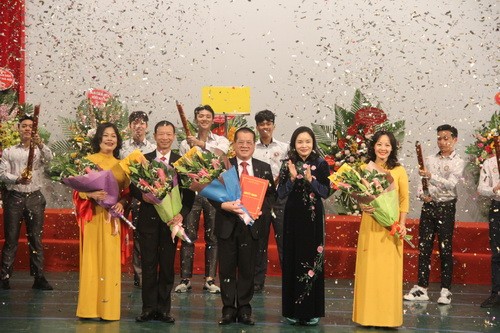 Bà Trịnh Thị Thủy - Thứ trưởng Bộ Văn hóa, Thể thao và Du lịch (thứ hai từ phải qua trái) trao Quyết định của Thủ tướng Chính phủ về việc thành lập Học viện Múa Việt Nam cho tập thể lãnh đạo nhà trường