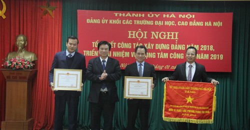 Thứ trưởng Nguyễn Hữu Độ (thứ hai, từ trái qua phải) trao Bằng khen và Cờ thi đua cho các đơn vị hoàn thành xuất sắc nhiệm vụ