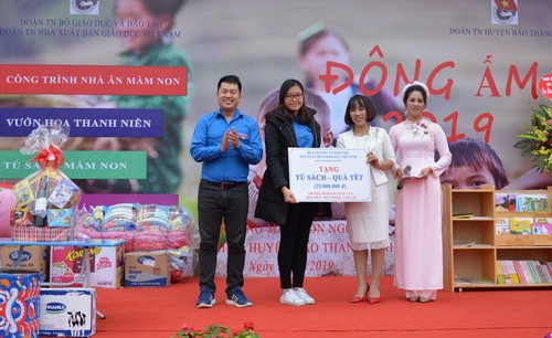 Đoàn TNCS Hồ Chí Minh Bộ GD&ĐT tặng tủ sách cho Trường mầm non Ngọc Lan.
